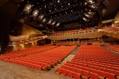 1024px-queen_elizabeth_theatre_vancouver_view_from_stage